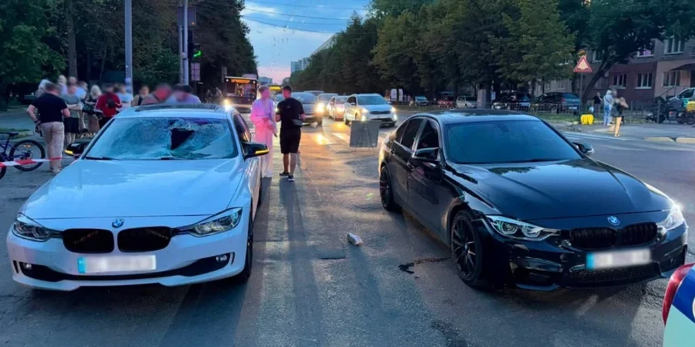 Кадр з камери спостереження на перехресті Кульчицької та Виговського у Львові в момент ДТП за участю двох BMW
