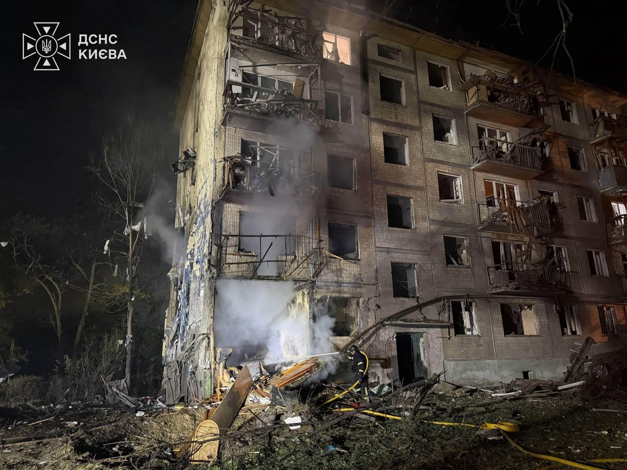 Пошкоджені будівлі та медичний транспорт у Києві після балістичного удару в ніч на 1 серпня 2026 року