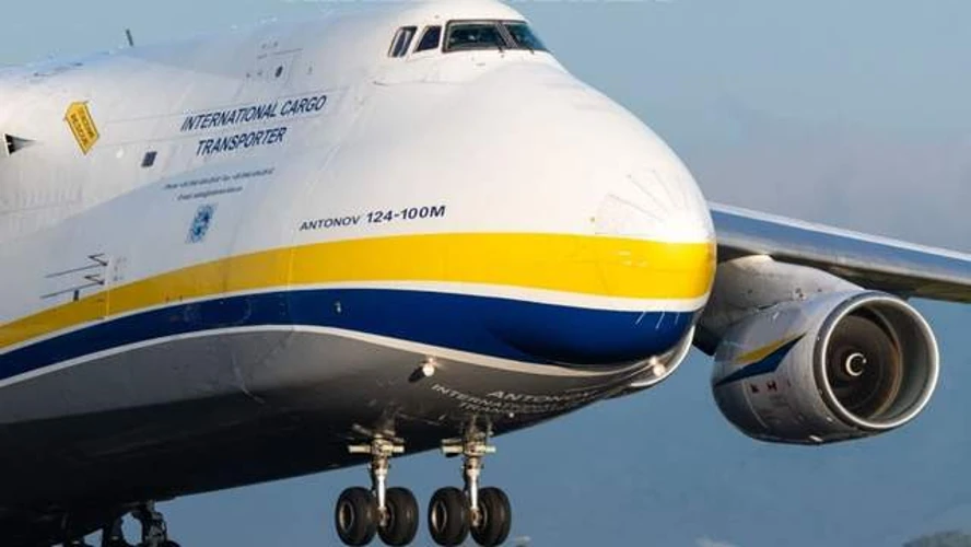 Український вантажний літак Ан-124 «Руслан» на летовищі після інциденту з безпілотником