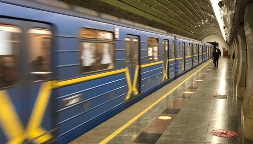 Поїзд «зеленої» гілки Київського метрополітену на наземній ділянці, Південний міст