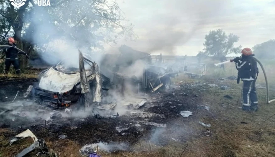 Місце удару в Одеській області, автомобіль бригади енергетиків ДТЕК після атаки російського безпілотника