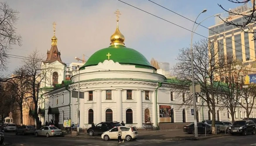 Пошкоджений дах і будівля Свято-Введенського чоловічого монастиря УПЦ у Печерському районі Києва